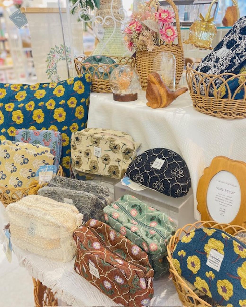 フレンズヒル／ポーチ／マチ付き／クッションカバー／模様替え／気分が上がる／テキスタイル／北欧／華やか／インド／手作業／個性的／津山／岡山／雑貨屋