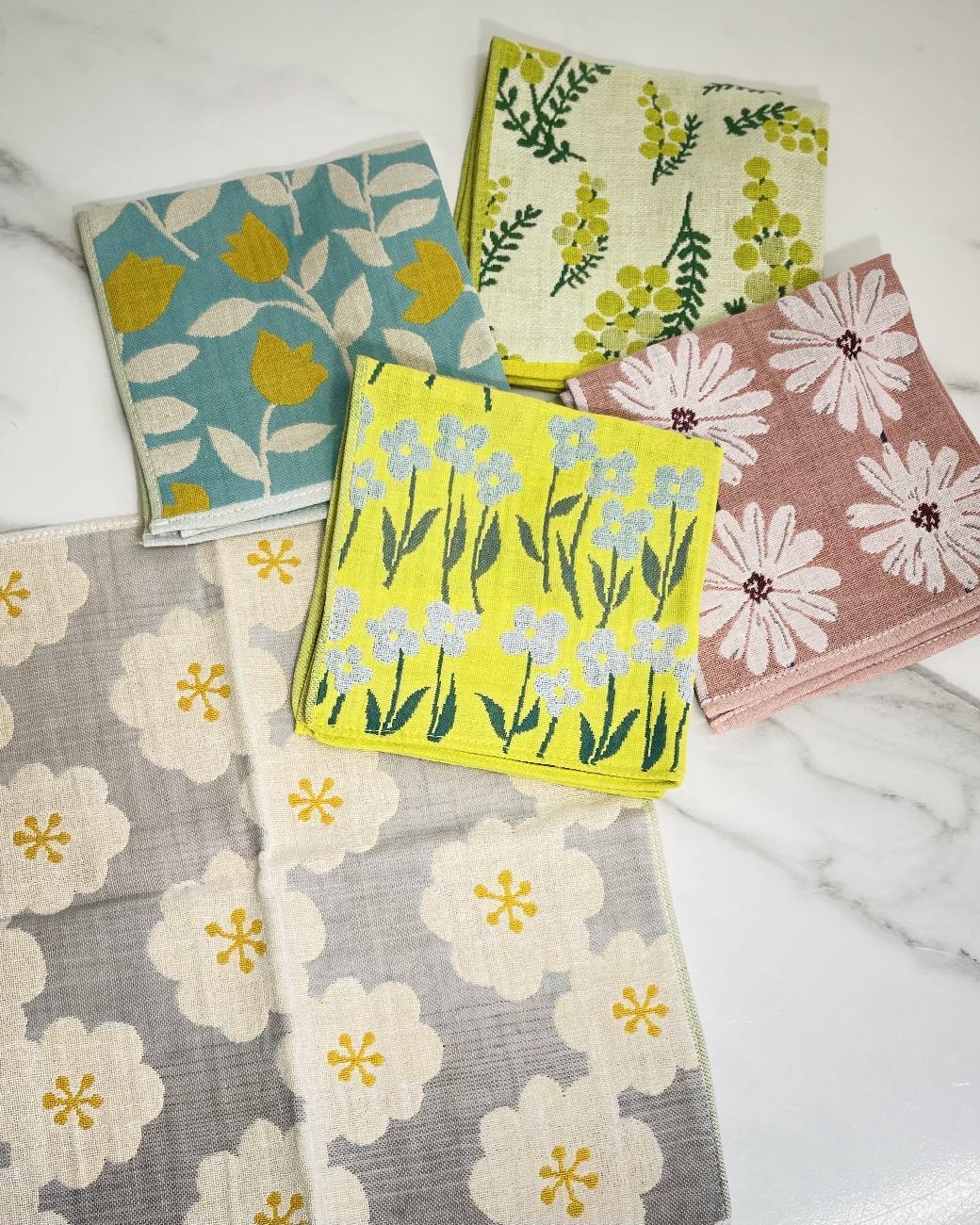 ハンカチ／タオルハンカチ／手拭き／バッグの中身／花柄／無地／北欧／華やか／必需品／ギフト／お配りギフト／プレゼント／ワールドパーティー／Wpc／マリクワ／ポール＆ジョー／フルラ／ガーゼ／コットン／津山／岡山／雑貨屋