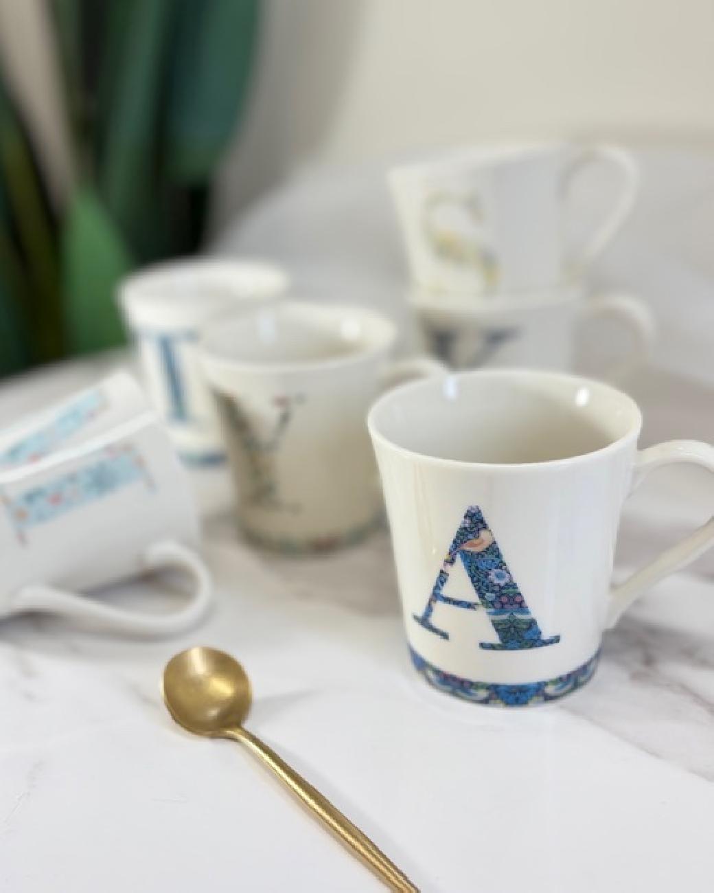 イニシャルマグ／マグカップ／コップ／花／モリス／食洗機対応／電子レンジ対応／上品／贈り物／ギフト／プレゼント／津山／岡山／雑貨屋