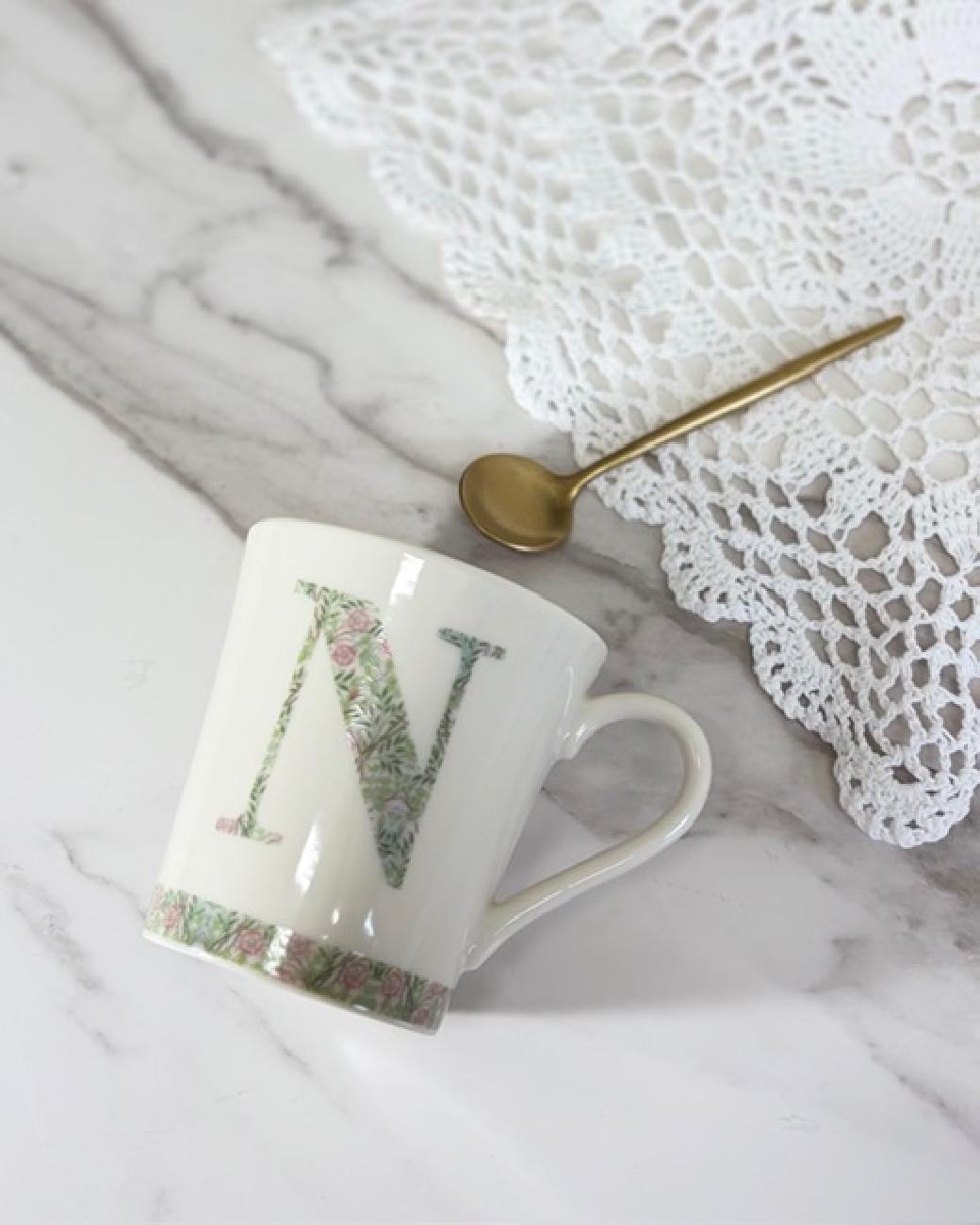 イニシャルマグ／マグカップ／コップ／花／モリス／食洗機対応／電子レンジ対応／上品／贈り物／ギフト／プレゼント／津山／岡山／雑貨屋