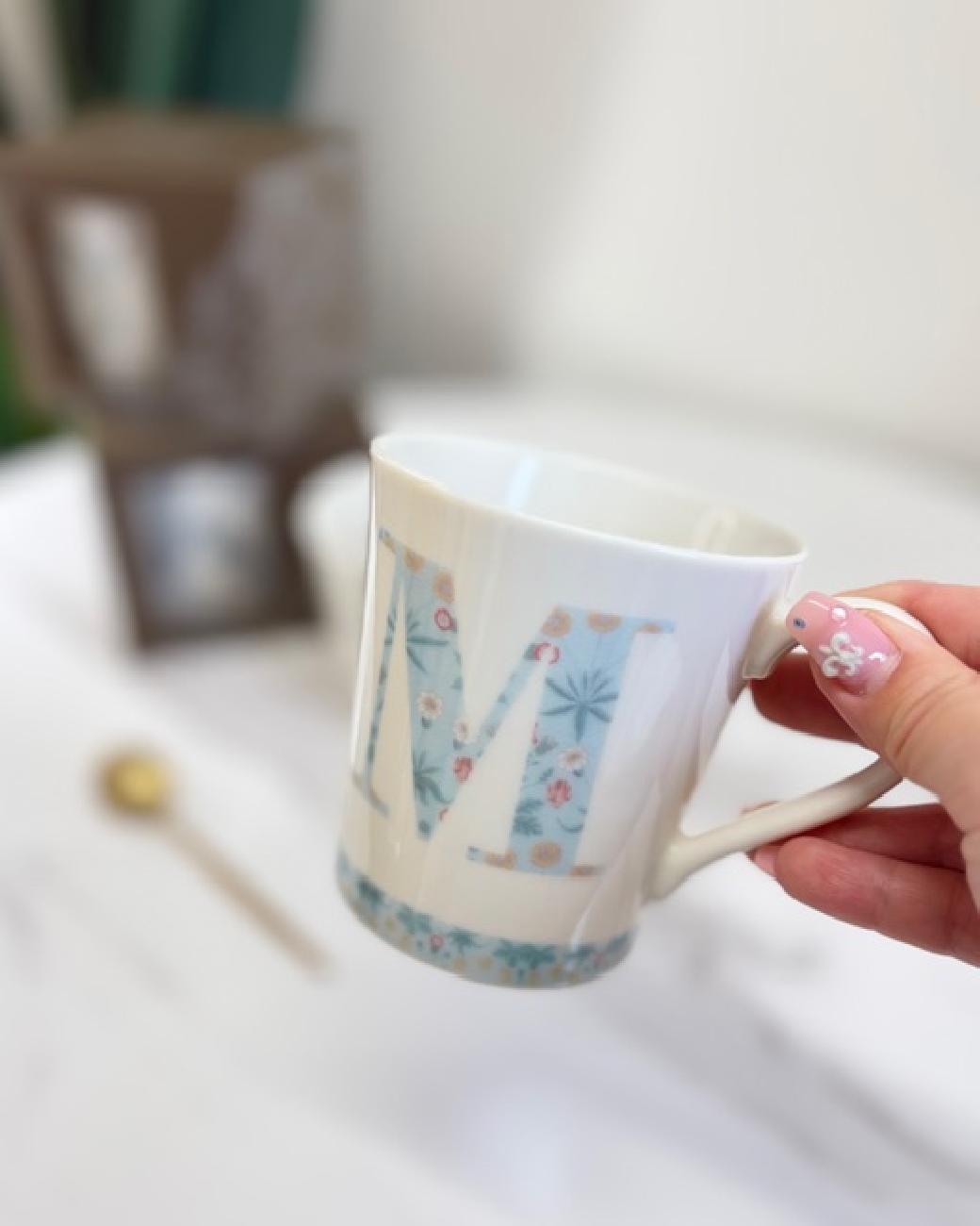 イニシャルマグ／マグカップ／コップ／花／モリス／食洗機対応／電子レンジ対応／上品／贈り物／ギフト／プレゼント／津山／岡山／雑貨屋